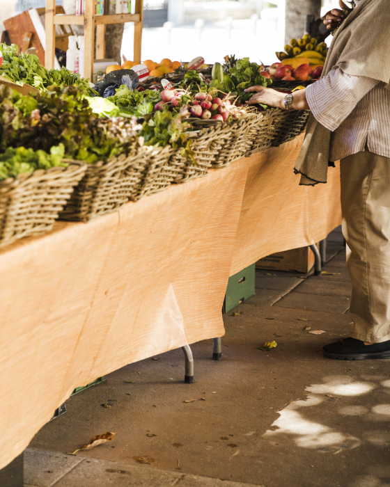 Detalle de un puesto de fruta y verdura en un mercado tradicional