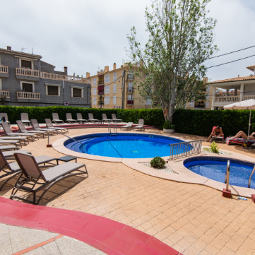 One of the swimming pools of the Bella Mar Hotel is adapted for children.