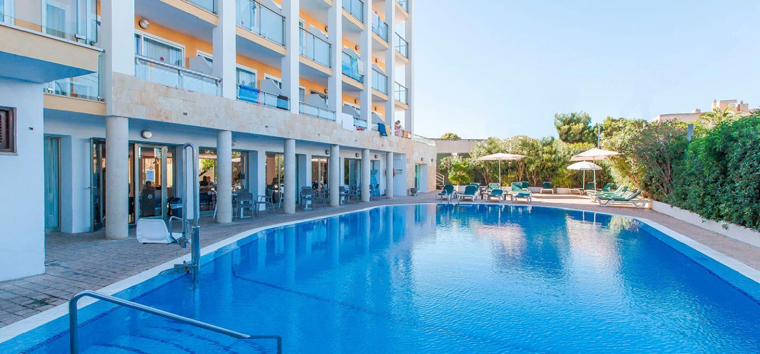Una de las dos áreas de piscina de nuestro Hotel en Cala Ratjada