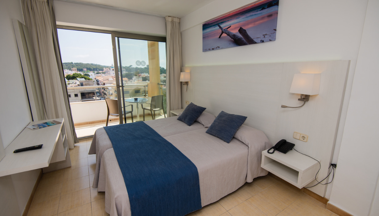 General view of the room, with views of Cala Ratjada in the background.