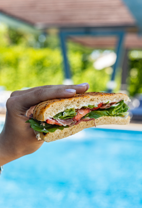 Sandwich im Poolbereich serviert
